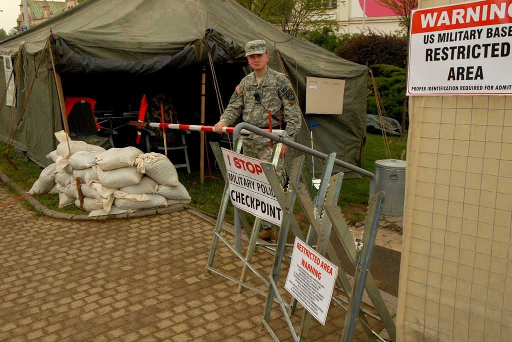 V parku za obchodním centrem Plaza byl ke zhlédnutí průřez více armádami, a to nejen z druhé světové války. Tábor US Army představil svou nejelegantnější složku tzv. „modrokabátníky“ neboli kavaleristy – jezdectvo. Skupina nadšenců z Prahy tady předvedla tábor „hourglass“ uprostřed džungle na hranici Severního Vietnamu. Do nejnovějších válečných sporů vstupuje nový fenomén – kontraktoři, námezdní profesionální vojáci. Ti celý víkend střežili most za Plazou. Checkpoint Raiders se návštěvníkům prezentoval v prostoru před kulturním domem Peklo.(foto: 2.5.2014)