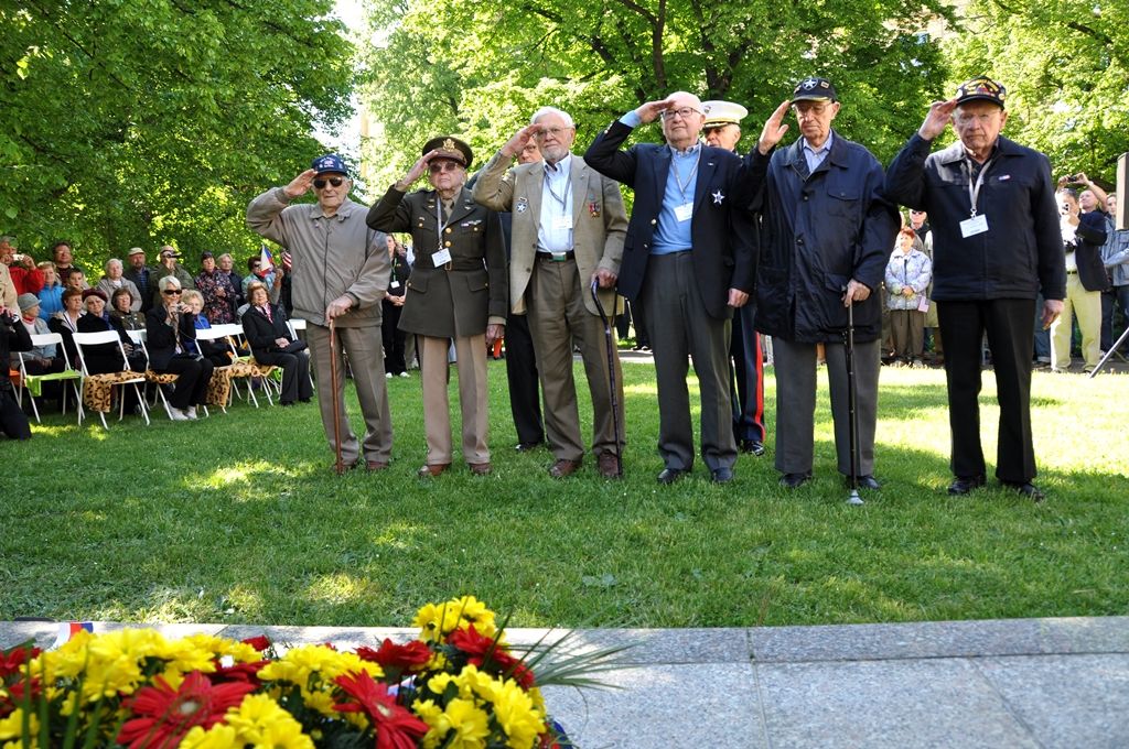Plzeňané dnes (4.5.2014) dopoledne uctili památku padlých amerických vojáků 2. pěší a 16. obrněné divize a také československých vojáků bojujících na západní frontě v letech 1940 – 1945. Tří vzpomínkových aktů v Husově ulici a na Chodském náměstí se zúčastnili nejen zástupci města, ale především váleční veteráni. Právě George Thompson, příslušník 16. obrněné divize, přiznal, že je pro něj velkou ctí být právě zde. „Tento památník (v Husově ulici) je věnován všem účastníkům 16. obrněné divize Spojených států amerických a představuje všechny její padlé,“ prohlásil Thompson. Současně vyzdvihl pomoc civilistů, která byla divizi poskytována při osvobozování Plzně. George Thompson i všichni zúčastnění veteráni neskrývali radost z toho, že se těší na další setkání v příštím roce.