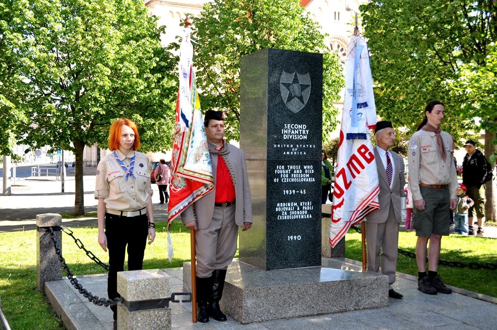 Plzeňané dnes (4.5.2014) dopoledne uctili památku padlých amerických vojáků 2. pěší a 16. obrněné divize a také československých vojáků bojujících na západní frontě v letech 1940 – 1945. Tří vzpomínkových aktů v Husově ulici a na Chodském náměstí se zúčastnili nejen zástupci města, ale především váleční veteráni. Právě George Thompson, příslušník 16. obrněné divize, přiznal, že je pro něj velkou ctí být právě zde. „Tento památník (v Husově ulici) je věnován všem účastníkům 16. obrněné divize Spojených států amerických a představuje všechny její padlé,“ prohlásil Thompson. Současně vyzdvihl pomoc civilistů, která byla divizi poskytována při osvobozování Plzně. George Thompson i všichni zúčastnění veteráni neskrývali radost z toho, že se těší na další setkání v příštím roce.