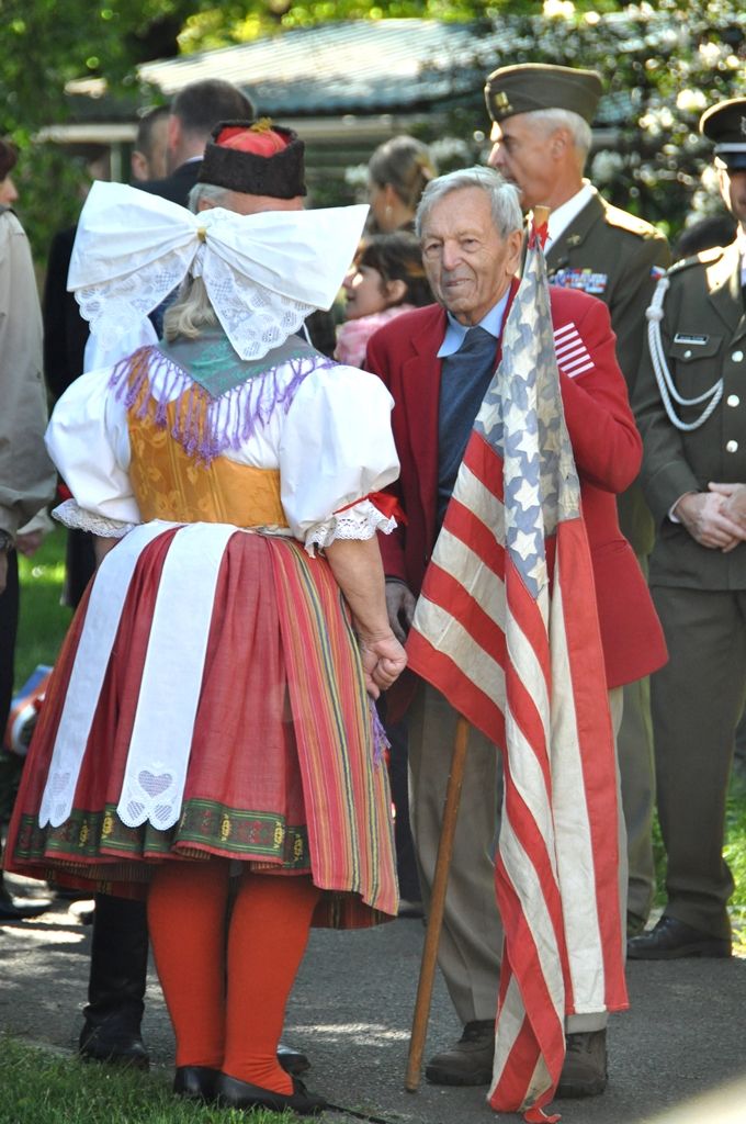 Plzeňané dnes (4.5.2014) dopoledne uctili památku padlých amerických vojáků 2. pěší a 16. obrněné divize a také československých vojáků bojujících na západní frontě v letech 1940 – 1945. Tří vzpomínkových aktů v Husově ulici a na Chodském náměstí se zúčastnili nejen zástupci města, ale především váleční veteráni. Právě George Thompson, příslušník 16. obrněné divize, přiznal, že je pro něj velkou ctí být právě zde. „Tento památník (v Husově ulici) je věnován všem účastníkům 16. obrněné divize Spojených států amerických a představuje všechny její padlé,“ prohlásil Thompson. Současně vyzdvihl pomoc civilistů, která byla divizi poskytována při osvobozování Plzně. George Thompson i všichni zúčastnění veteráni neskrývali radost z toho, že se těší na další setkání v příštím roce.