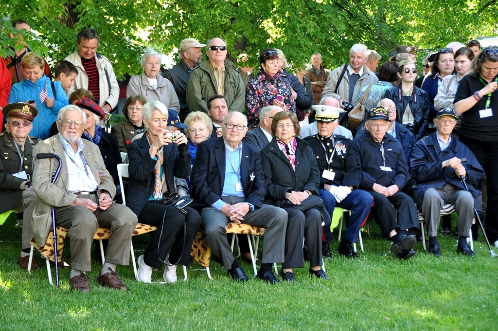 Plzeňané dnes (4.5.2014) dopoledne uctili památku padlých amerických vojáků 2. pěší a 16. obrněné divize a také československých vojáků bojujících na západní frontě v letech 1940 – 1945. Tří vzpomínkových aktů v Husově ulici a na Chodském náměstí se zúčastnili nejen zástupci města, ale především váleční veteráni. Právě George Thompson, příslušník 16. obrněné divize, přiznal, že je pro něj velkou ctí být právě zde. „Tento památník (v Husově ulici) je věnován všem účastníkům 16. obrněné divize Spojených států amerických a představuje všechny její padlé,“ prohlásil Thompson. Současně vyzdvihl pomoc civilistů, která byla divizi poskytována při osvobozování Plzně. George Thompson i všichni zúčastnění veteráni neskrývali radost z toho, že se těší na další setkání v příštím roce.