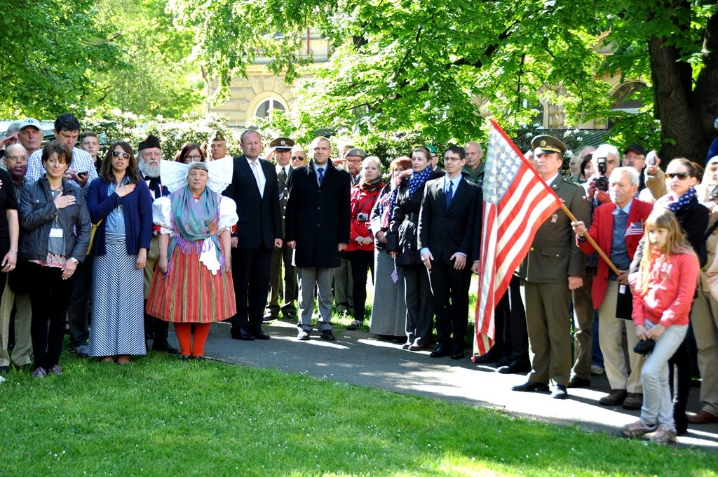 Plzeňané dnes (4.5.2014) dopoledne uctili památku padlých amerických vojáků 2. pěší a 16. obrněné divize a také československých vojáků bojujících na západní frontě v letech 1940 – 1945. Tří vzpomínkových aktů v Husově ulici a na Chodském náměstí se zúčastnili nejen zástupci města, ale především váleční veteráni. Právě George Thompson, příslušník 16. obrněné divize, přiznal, že je pro něj velkou ctí být právě zde. „Tento památník (v Husově ulici) je věnován všem účastníkům 16. obrněné divize Spojených států amerických a představuje všechny její padlé,“ prohlásil Thompson. Současně vyzdvihl pomoc civilistů, která byla divizi poskytována při osvobozování Plzně. George Thompson i všichni zúčastnění veteráni neskrývali radost z toho, že se těší na další setkání v příštím roce.