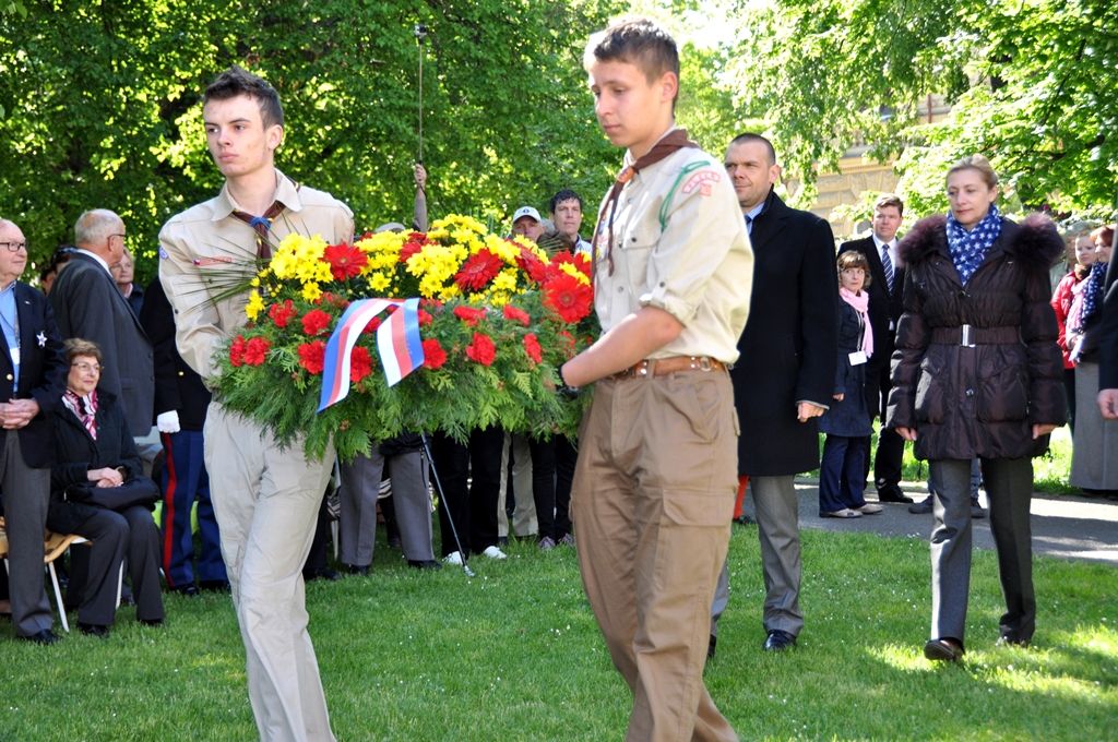 Plzeňané dnes (4.5.2014) dopoledne uctili památku padlých amerických vojáků 2. pěší a 16. obrněné divize a také československých vojáků bojujících na západní frontě v letech 1940 – 1945. Tří vzpomínkových aktů v Husově ulici a na Chodském náměstí se zúčastnili nejen zástupci města, ale především váleční veteráni. Právě George Thompson, příslušník 16. obrněné divize, přiznal, že je pro něj velkou ctí být právě zde. „Tento památník (v Husově ulici) je věnován všem účastníkům 16. obrněné divize Spojených států amerických a představuje všechny její padlé,“ prohlásil Thompson. Současně vyzdvihl pomoc civilistů, která byla divizi poskytována při osvobozování Plzně. George Thompson i všichni zúčastnění veteráni neskrývali radost z toho, že se těší na další setkání v příštím roce.