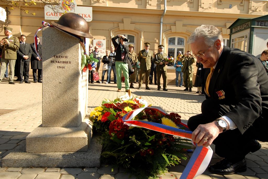 Plzeňané dnes (4.5.2014) dopoledne uctili památku padlých amerických vojáků 2. pěší a 16. obrněné divize a také československých vojáků bojujících na západní frontě v letech 1940 – 1945. Tří vzpomínkových aktů v Husově ulici a na Chodském náměstí se zúčastnili nejen zástupci města, ale především váleční veteráni. Právě George Thompson, příslušník 16. obrněné divize, přiznal, že je pro něj velkou ctí být právě zde. „Tento památník (v Husově ulici) je věnován všem účastníkům 16. obrněné divize Spojených států amerických a představuje všechny její padlé,“ prohlásil Thompson. Současně vyzdvihl pomoc civilistů, která byla divizi poskytována při osvobozování Plzně. George Thompson i všichni zúčastnění veteráni neskrývali radost z toho, že se těší na další setkání v příštím roce.