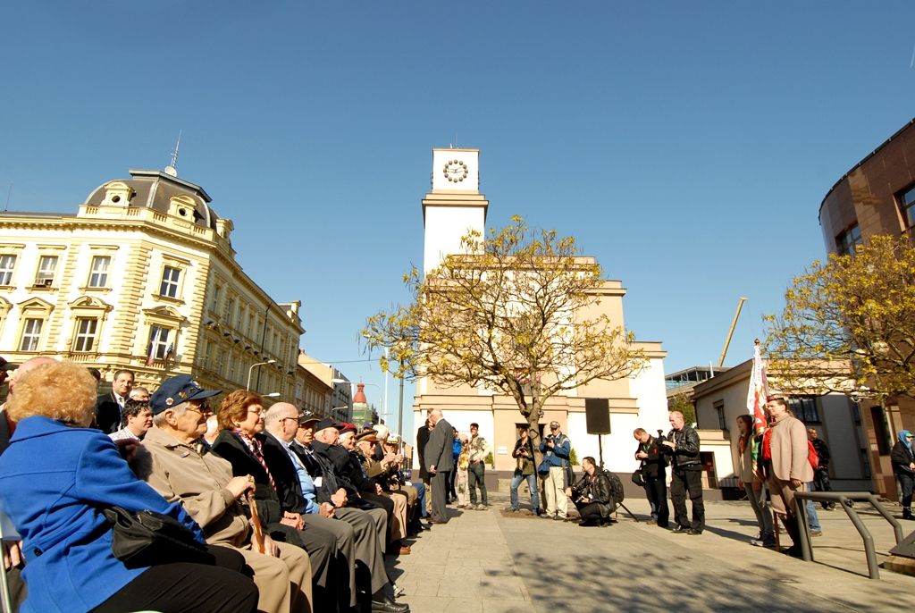 Plzeňané dnes (4.5.2014) dopoledne uctili památku padlých amerických vojáků 2. pěší a 16. obrněné divize a také československých vojáků bojujících na západní frontě v letech 1940 – 1945. Tří vzpomínkových aktů v Husově ulici a na Chodském náměstí se zúčastnili nejen zástupci města, ale především váleční veteráni. Právě George Thompson, příslušník 16. obrněné divize, přiznal, že je pro něj velkou ctí být právě zde. „Tento památník (v Husově ulici) je věnován všem účastníkům 16. obrněné divize Spojených států amerických a představuje všechny její padlé,“ prohlásil Thompson. Současně vyzdvihl pomoc civilistů, která byla divizi poskytována při osvobozování Plzně. George Thompson i všichni zúčastnění veteráni neskrývali radost z toho, že se těší na další setkání v příštím roce.