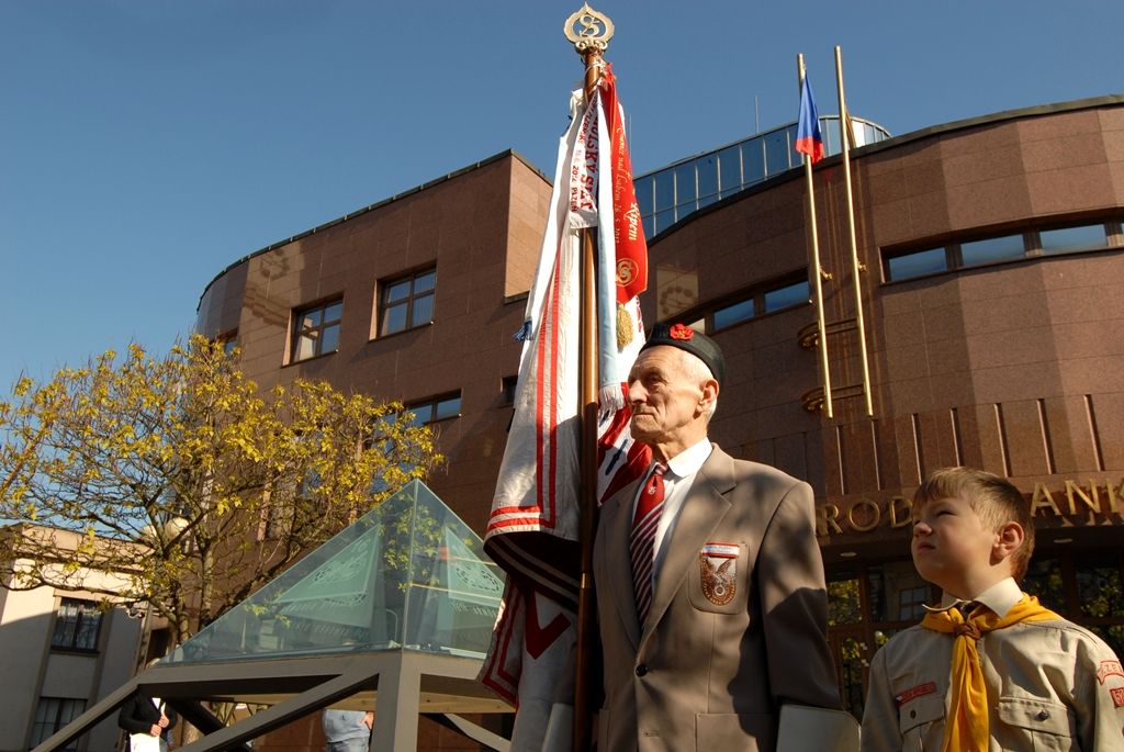 Plzeňané dnes (4.5.2014) dopoledne uctili památku padlých amerických vojáků 2. pěší a 16. obrněné divize a také československých vojáků bojujících na západní frontě v letech 1940 – 1945. Tří vzpomínkových aktů v Husově ulici a na Chodském náměstí se zúčastnili nejen zástupci města, ale především váleční veteráni. Právě George Thompson, příslušník 16. obrněné divize, přiznal, že je pro něj velkou ctí být právě zde. „Tento památník (v Husově ulici) je věnován všem účastníkům 16. obrněné divize Spojených států amerických a představuje všechny její padlé,“ prohlásil Thompson. Současně vyzdvihl pomoc civilistů, která byla divizi poskytována při osvobozování Plzně. George Thompson i všichni zúčastnění veteráni neskrývali radost z toho, že se těší na další setkání v příštím roce.