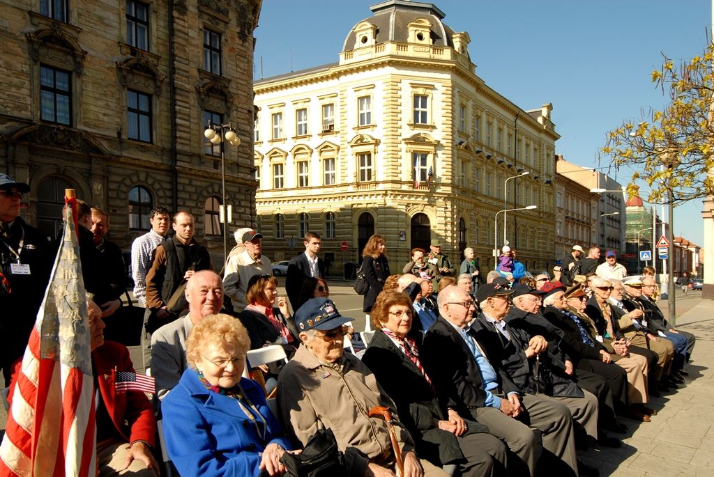Plzeňané dnes (4.5.2014) dopoledne uctili památku padlých amerických vojáků 2. pěší a 16. obrněné divize a také československých vojáků bojujících na západní frontě v letech 1940 – 1945. Tří vzpomínkových aktů v Husově ulici a na Chodském náměstí se zúčastnili nejen zástupci města, ale především váleční veteráni. Právě George Thompson, příslušník 16. obrněné divize, přiznal, že je pro něj velkou ctí být právě zde. „Tento památník (v Husově ulici) je věnován všem účastníkům 16. obrněné divize Spojených států amerických a představuje všechny její padlé,“ prohlásil Thompson. Současně vyzdvihl pomoc civilistů, která byla divizi poskytována při osvobozování Plzně. George Thompson i všichni zúčastnění veteráni neskrývali radost z toho, že se těší na další setkání v příštím roce.