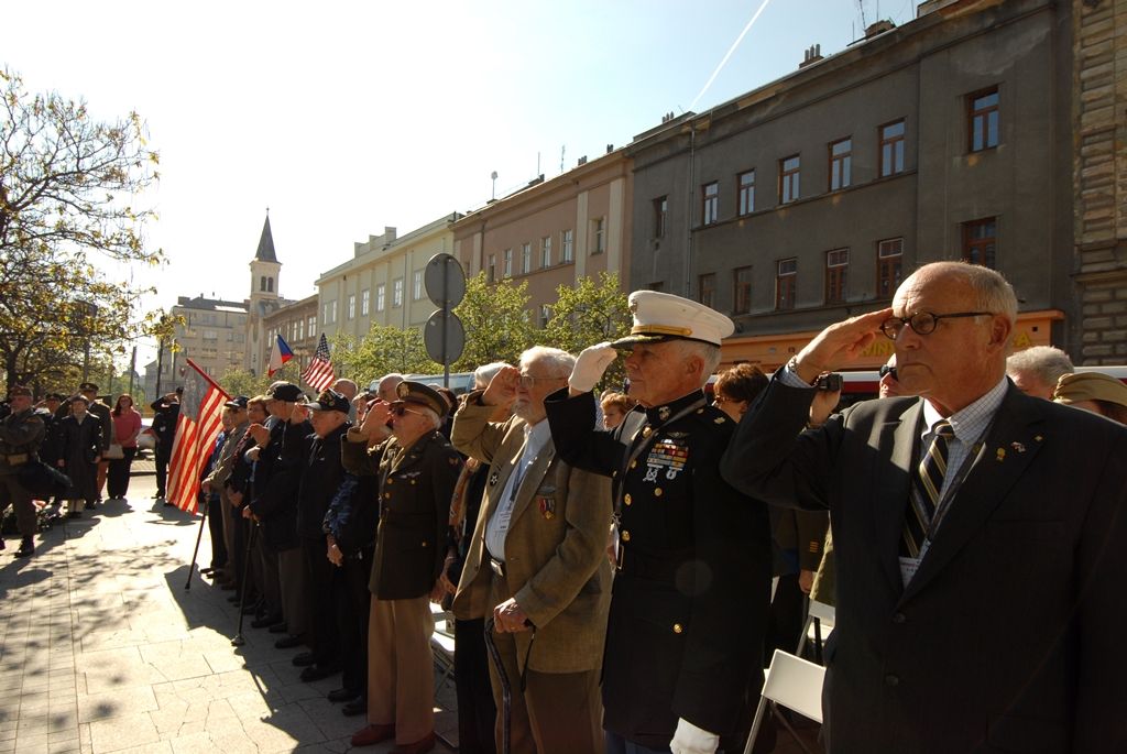 Plzeňané dnes (4.5.2014) dopoledne uctili památku padlých amerických vojáků 2. pěší a 16. obrněné divize a také československých vojáků bojujících na západní frontě v letech 1940 – 1945. Tří vzpomínkových aktů v Husově ulici a na Chodském náměstí se zúčastnili nejen zástupci města, ale především váleční veteráni. Právě George Thompson, příslušník 16. obrněné divize, přiznal, že je pro něj velkou ctí být právě zde. „Tento památník (v Husově ulici) je věnován všem účastníkům 16. obrněné divize Spojených států amerických a představuje všechny její padlé,“ prohlásil Thompson. Současně vyzdvihl pomoc civilistů, která byla divizi poskytována při osvobozování Plzně. George Thompson i všichni zúčastnění veteráni neskrývali radost z toho, že se těší na další setkání v příštím roce.