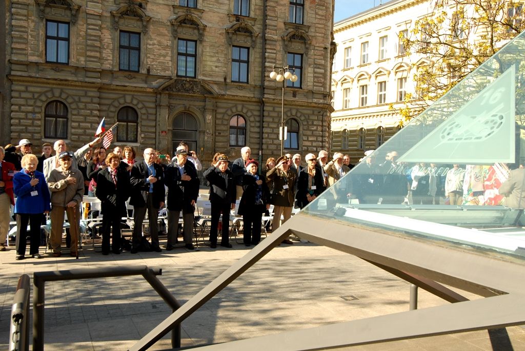 Plzeňané dnes (4.5.2014) dopoledne uctili památku padlých amerických vojáků 2. pěší a 16. obrněné divize a také československých vojáků bojujících na západní frontě v letech 1940 – 1945. Tří vzpomínkových aktů v Husově ulici a na Chodském náměstí se zúčastnili nejen zástupci města, ale především váleční veteráni. Právě George Thompson, příslušník 16. obrněné divize, přiznal, že je pro něj velkou ctí být právě zde. „Tento památník (v Husově ulici) je věnován všem účastníkům 16. obrněné divize Spojených států amerických a představuje všechny její padlé,“ prohlásil Thompson. Současně vyzdvihl pomoc civilistů, která byla divizi poskytována při osvobozování Plzně. George Thompson i všichni zúčastnění veteráni neskrývali radost z toho, že se těší na další setkání v příštím roce.