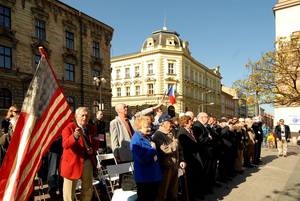 Plzeňané dnes (4.5.2014) dopoledne uctili památku padlých amerických vojáků 2. pěší a 16. obrněné divize a také československých vojáků bojujících na západní frontě v letech 1940 – 1945. Tří vzpomínkových aktů v Husově ulici a na Chodském náměstí se zúčastnili nejen zástupci města, ale především váleční veteráni. Právě George Thompson, příslušník 16. obrněné divize, přiznal, že je pro něj velkou ctí být právě zde. „Tento památník (v Husově ulici) je věnován všem účastníkům 16. obrněné divize Spojených států amerických a představuje všechny její padlé,“ prohlásil Thompson. Současně vyzdvihl pomoc civilistů, která byla divizi poskytována při osvobozování Plzně. George Thompson i všichni zúčastnění veteráni neskrývali radost z toho, že se těší na další setkání v příštím roce.