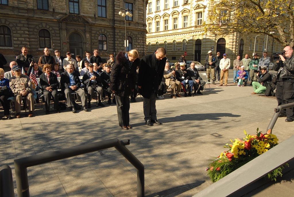 Plzeňané dnes (4.5.2014) dopoledne uctili památku padlých amerických vojáků 2. pěší a 16. obrněné divize a také československých vojáků bojujících na západní frontě v letech 1940 – 1945. Tří vzpomínkových aktů v Husově ulici a na Chodském náměstí se zúčastnili nejen zástupci města, ale především váleční veteráni. Právě George Thompson, příslušník 16. obrněné divize, přiznal, že je pro něj velkou ctí být právě zde. „Tento památník (v Husově ulici) je věnován všem účastníkům 16. obrněné divize Spojených států amerických a představuje všechny její padlé,“ prohlásil Thompson. Současně vyzdvihl pomoc civilistů, která byla divizi poskytována při osvobozování Plzně. George Thompson i všichni zúčastnění veteráni neskrývali radost z toho, že se těší na další setkání v příštím roce.