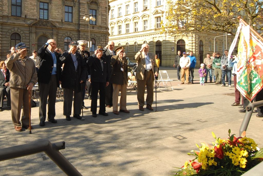 Plzeňané dnes (4.5.2014) dopoledne uctili památku padlých amerických vojáků 2. pěší a 16. obrněné divize a také československých vojáků bojujících na západní frontě v letech 1940 – 1945. Tří vzpomínkových aktů v Husově ulici a na Chodském náměstí se zúčastnili nejen zástupci města, ale především váleční veteráni. Právě George Thompson, příslušník 16. obrněné divize, přiznal, že je pro něj velkou ctí být právě zde. „Tento památník (v Husově ulici) je věnován všem účastníkům 16. obrněné divize Spojených států amerických a představuje všechny její padlé,“ prohlásil Thompson. Současně vyzdvihl pomoc civilistů, která byla divizi poskytována při osvobozování Plzně. George Thompson i všichni zúčastnění veteráni neskrývali radost z toho, že se těší na další setkání v příštím roce.