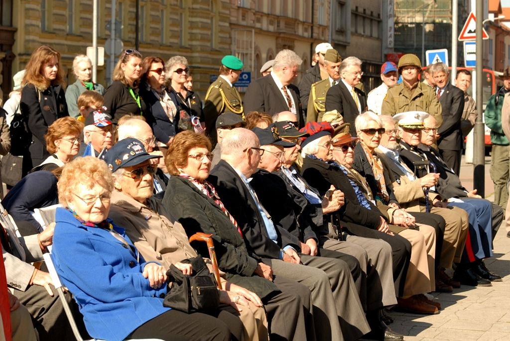 Plzeňané dnes (4.5.2014) dopoledne uctili památku padlých amerických vojáků 2. pěší a 16. obrněné divize a také československých vojáků bojujících na západní frontě v letech 1940 – 1945. Tří vzpomínkových aktů v Husově ulici a na Chodském náměstí se zúčastnili nejen zástupci města, ale především váleční veteráni. Právě George Thompson, příslušník 16. obrněné divize, přiznal, že je pro něj velkou ctí být právě zde. „Tento památník (v Husově ulici) je věnován všem účastníkům 16. obrněné divize Spojených států amerických a představuje všechny její padlé,“ prohlásil Thompson. Současně vyzdvihl pomoc civilistů, která byla divizi poskytována při osvobozování Plzně. George Thompson i všichni zúčastnění veteráni neskrývali radost z toho, že se těší na další setkání v příštím roce.