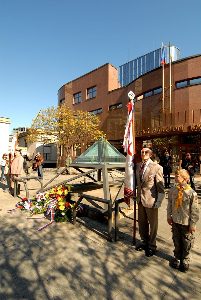 Plzeňané dnes (4.5.2014) dopoledne uctili památku padlých amerických vojáků 2. pěší a 16. obrněné divize a také československých vojáků bojujících na západní frontě v letech 1940 – 1945. Tří vzpomínkových aktů v Husově ulici a na Chodském náměstí se zúčastnili nejen zástupci města, ale především váleční veteráni. Právě George Thompson, příslušník 16. obrněné divize, přiznal, že je pro něj velkou ctí být právě zde. „Tento památník (v Husově ulici) je věnován všem účastníkům 16. obrněné divize Spojených států amerických a představuje všechny její padlé,“ prohlásil Thompson. Současně vyzdvihl pomoc civilistů, která byla divizi poskytována při osvobozování Plzně. George Thompson i všichni zúčastnění veteráni neskrývali radost z toho, že se těší na další setkání v příštím roce.