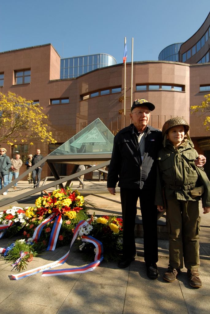 Plzeňané dnes (4.5.2014) dopoledne uctili památku padlých amerických vojáků 2. pěší a 16. obrněné divize a také československých vojáků bojujících na západní frontě v letech 1940 – 1945. Tří vzpomínkových aktů v Husově ulici a na Chodském náměstí se zúčastnili nejen zástupci města, ale především váleční veteráni. Právě George Thompson, příslušník 16. obrněné divize, přiznal, že je pro něj velkou ctí být právě zde. „Tento památník (v Husově ulici) je věnován všem účastníkům 16. obrněné divize Spojených států amerických a představuje všechny její padlé,“ prohlásil Thompson. Současně vyzdvihl pomoc civilistů, která byla divizi poskytována při osvobozování Plzně. George Thompson i všichni zúčastnění veteráni neskrývali radost z toho, že se těší na další setkání v příštím roce.