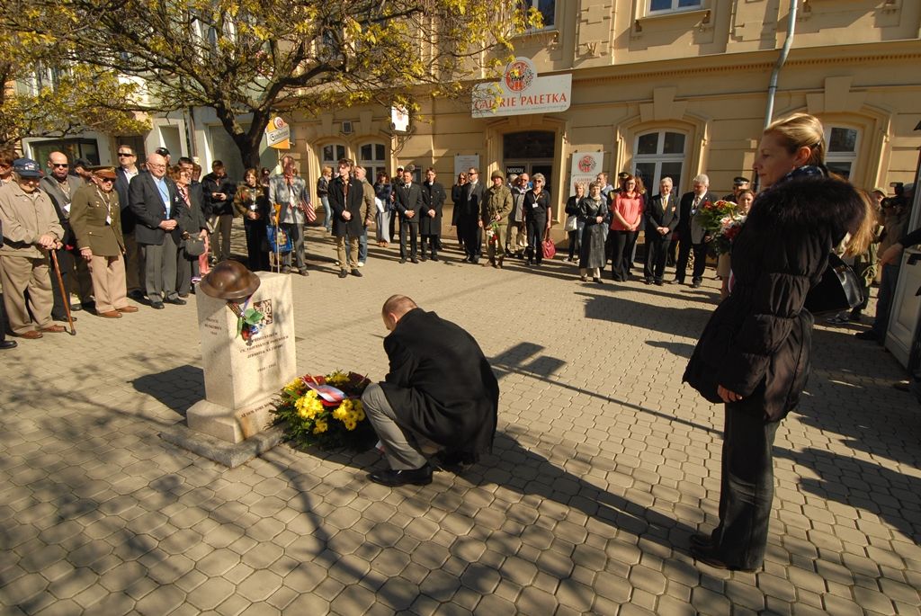Plzeňané dnes (4.5.2014) dopoledne uctili památku padlých amerických vojáků 2. pěší a 16. obrněné divize a také československých vojáků bojujících na západní frontě v letech 1940 – 1945. Tří vzpomínkových aktů v Husově ulici a na Chodském náměstí se zúčastnili nejen zástupci města, ale především váleční veteráni. Právě George Thompson, příslušník 16. obrněné divize, přiznal, že je pro něj velkou ctí být právě zde. „Tento památník (v Husově ulici) je věnován všem účastníkům 16. obrněné divize Spojených států amerických a představuje všechny její padlé,“ prohlásil Thompson. Současně vyzdvihl pomoc civilistů, která byla divizi poskytována při osvobozování Plzně. George Thompson i všichni zúčastnění veteráni neskrývali radost z toho, že se těší na další setkání v příštím roce.