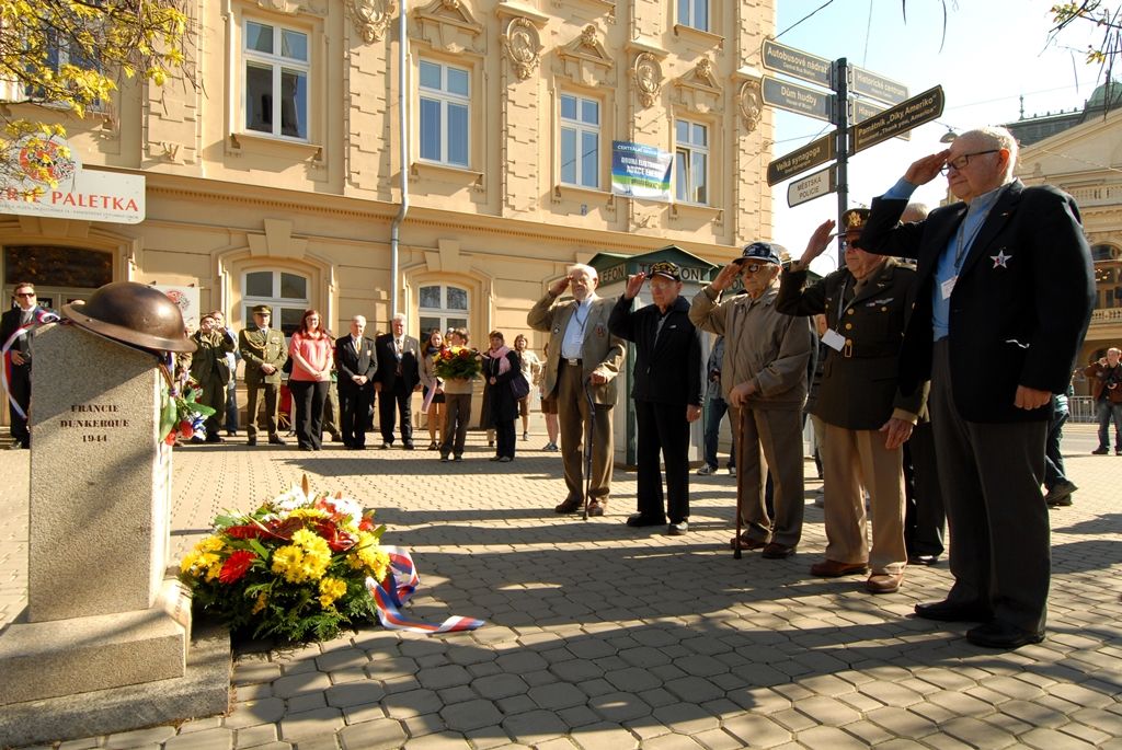 Plzeňané dnes (4.5.2014) dopoledne uctili památku padlých amerických vojáků 2. pěší a 16. obrněné divize a také československých vojáků bojujících na západní frontě v letech 1940 – 1945. Tří vzpomínkových aktů v Husově ulici a na Chodském náměstí se zúčastnili nejen zástupci města, ale především váleční veteráni. Právě George Thompson, příslušník 16. obrněné divize, přiznal, že je pro něj velkou ctí být právě zde. „Tento památník (v Husově ulici) je věnován všem účastníkům 16. obrněné divize Spojených států amerických a představuje všechny její padlé,“ prohlásil Thompson. Současně vyzdvihl pomoc civilistů, která byla divizi poskytována při osvobozování Plzně. George Thompson i všichni zúčastnění veteráni neskrývali radost z toho, že se těší na další setkání v příštím roce.