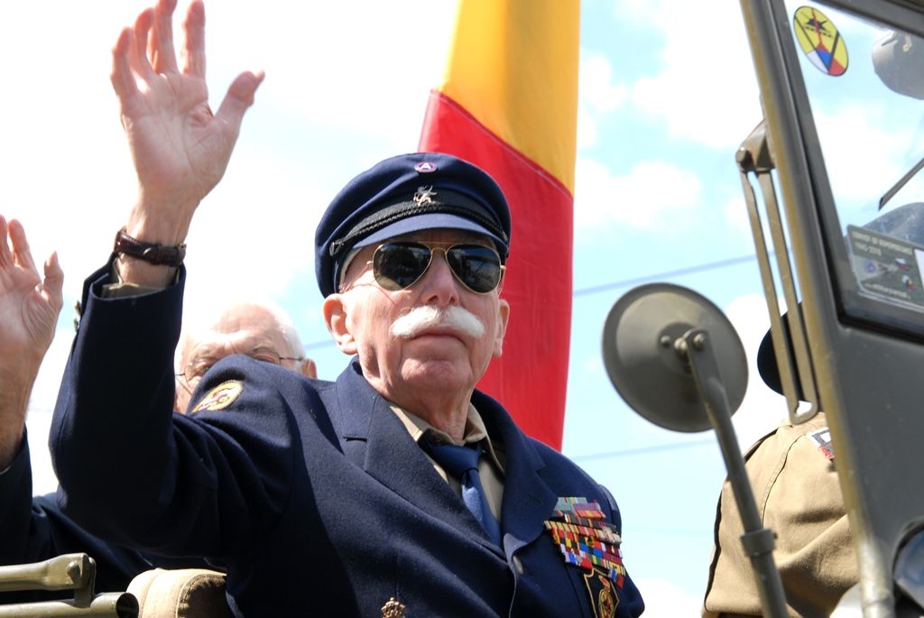 Tisíce Plzeňanů a návštěvníků města se přišly podívat na Convoy of Liberty, kolonu 140 historických vojenských vozidel, která projela Plzní.  V bojovém čele konvoje jely obrněné průzkumné šestikolky M8 Greyhound, vozy Dodge upravené například jako ambulantní vůz či auto pro spojaře, ale i unikátní opravárenský a vyprošťovací tahač Ward la France, který se v Plzni představil poprvé. Z historických džípů pozdravili přihlížející američtí a belgičtí veteráni. Součástí kolony byly také vlajkonoši, děvčata v dobových kostýmech, motorky Harley Davidson, jízdní kola a jednotka skotských dudáků The Rebel Pipers. (foto: 4.5.2014)