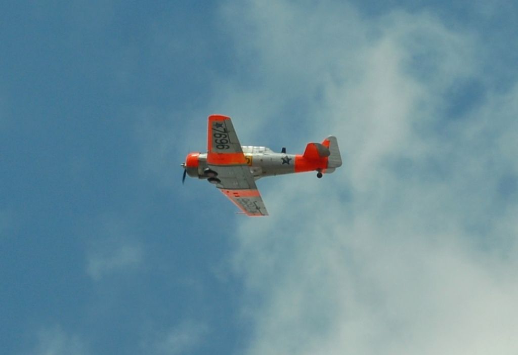 Tisíce Plzeňanů a návštěvníků města se přišly podívat na Convoy of Liberty, kolonu 140 historických vojenských vozidel, která projela Plzní.  V bojovém čele konvoje jely obrněné průzkumné šestikolky M8 Greyhound, vozy Dodge upravené například jako ambulantní vůz či auto pro spojaře, ale i unikátní opravárenský a vyprošťovací tahač Ward la France, který se v Plzni představil poprvé. Z historických džípů pozdravili přihlížející američtí a belgičtí veteráni. Součástí kolony byly také vlajkonoši, děvčata v dobových kostýmech, motorky Harley Davidson, jízdní kola a jednotka skotských dudáků The Rebel Pipers. (foto: 4.5.2014)