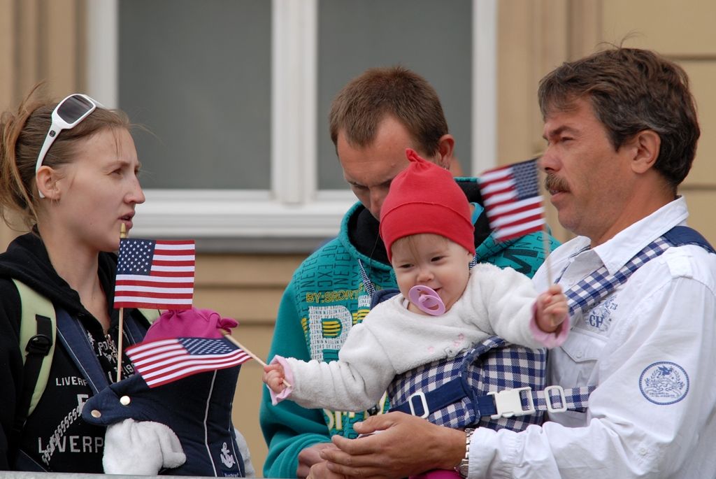 Tisíce Plzeňanů a návštěvníků města se přišly podívat na Convoy of Liberty, kolonu 140 historických vojenských vozidel, která projela Plzní.  V bojovém čele konvoje jely obrněné průzkumné šestikolky M8 Greyhound, vozy Dodge upravené například jako ambulantní vůz či auto pro spojaře, ale i unikátní opravárenský a vyprošťovací tahač Ward la France, který se v Plzni představil poprvé. Z historických džípů pozdravili přihlížející američtí a belgičtí veteráni. Součástí kolony byly také vlajkonoši, děvčata v dobových kostýmech, motorky Harley Davidson, jízdní kola a jednotka skotských dudáků The Rebel Pipers. (foto: 4.5.2014)
