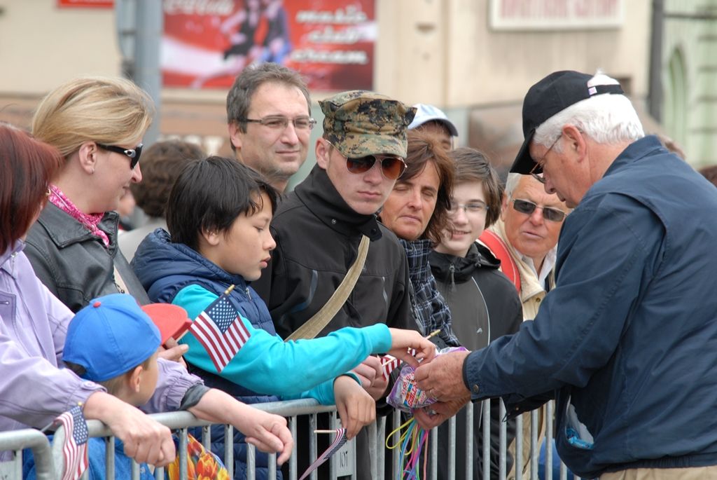 Tisíce Plzeňanů a návštěvníků města se přišly podívat na Convoy of Liberty, kolonu 140 historických vojenských vozidel, která projela Plzní.  V bojovém čele konvoje jely obrněné průzkumné šestikolky M8 Greyhound, vozy Dodge upravené například jako ambulantní vůz či auto pro spojaře, ale i unikátní opravárenský a vyprošťovací tahač Ward la France, který se v Plzni představil poprvé. Z historických džípů pozdravili přihlížející američtí a belgičtí veteráni. Součástí kolony byly také vlajkonoši, děvčata v dobových kostýmech, motorky Harley Davidson, jízdní kola a jednotka skotských dudáků The Rebel Pipers. (foto: 4.5.2014)