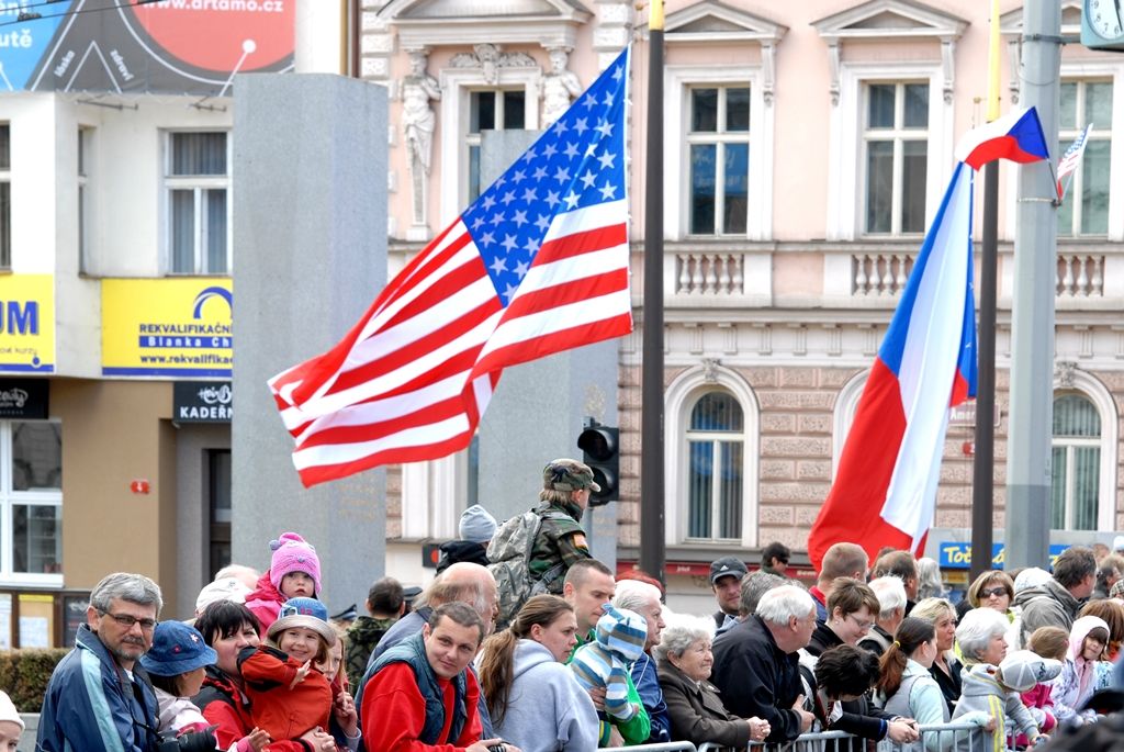 Tisíce Plzeňanů a návštěvníků města se přišly podívat na Convoy of Liberty, kolonu 140 historických vojenských vozidel, která projela Plzní.  V bojovém čele konvoje jely obrněné průzkumné šestikolky M8 Greyhound, vozy Dodge upravené například jako ambulantní vůz či auto pro spojaře, ale i unikátní opravárenský a vyprošťovací tahač Ward la France, který se v Plzni představil poprvé. Z historických džípů pozdravili přihlížející američtí a belgičtí veteráni. Součástí kolony byly také vlajkonoši, děvčata v dobových kostýmech, motorky Harley Davidson, jízdní kola a jednotka skotských dudáků The Rebel Pipers. (foto: 4.5.2014)
