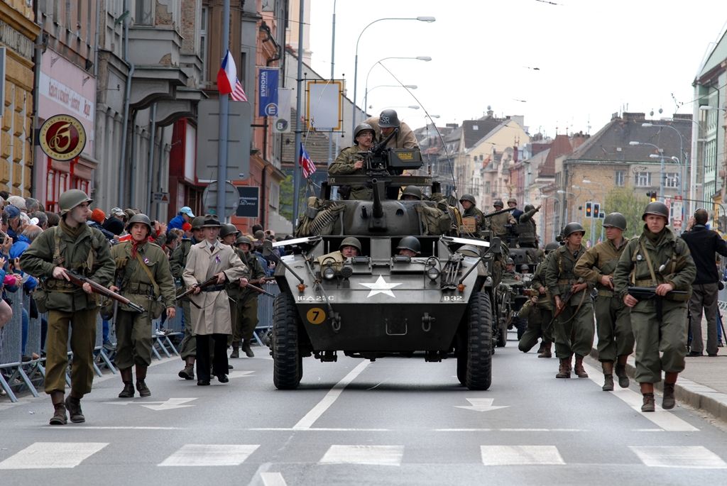 Tisíce Plzeňanů a návštěvníků města se přišly podívat na Convoy of Liberty, kolonu 140 historických vojenských vozidel, která projela Plzní.  V bojovém čele konvoje jely obrněné průzkumné šestikolky M8 Greyhound, vozy Dodge upravené například jako ambulantní vůz či auto pro spojaře, ale i unikátní opravárenský a vyprošťovací tahač Ward la France, který se v Plzni představil poprvé. Z historických džípů pozdravili přihlížející američtí a belgičtí veteráni. Součástí kolony byly také vlajkonoši, děvčata v dobových kostýmech, motorky Harley Davidson, jízdní kola a jednotka skotských dudáků The Rebel Pipers. (foto: 4.5.2014)