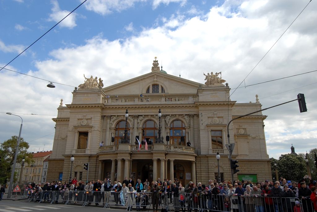 Tisíce Plzeňanů a návštěvníků města se přišly podívat na Convoy of Liberty, kolonu 140 historických vojenských vozidel, která projela Plzní.  V bojovém čele konvoje jely obrněné průzkumné šestikolky M8 Greyhound, vozy Dodge upravené například jako ambulantní vůz či auto pro spojaře, ale i unikátní opravárenský a vyprošťovací tahač Ward la France, který se v Plzni představil poprvé. Z historických džípů pozdravili přihlížející američtí a belgičtí veteráni. Součástí kolony byly také vlajkonoši, děvčata v dobových kostýmech, motorky Harley Davidson, jízdní kola a jednotka skotských dudáků The Rebel Pipers. (foto: 4.5.2014)