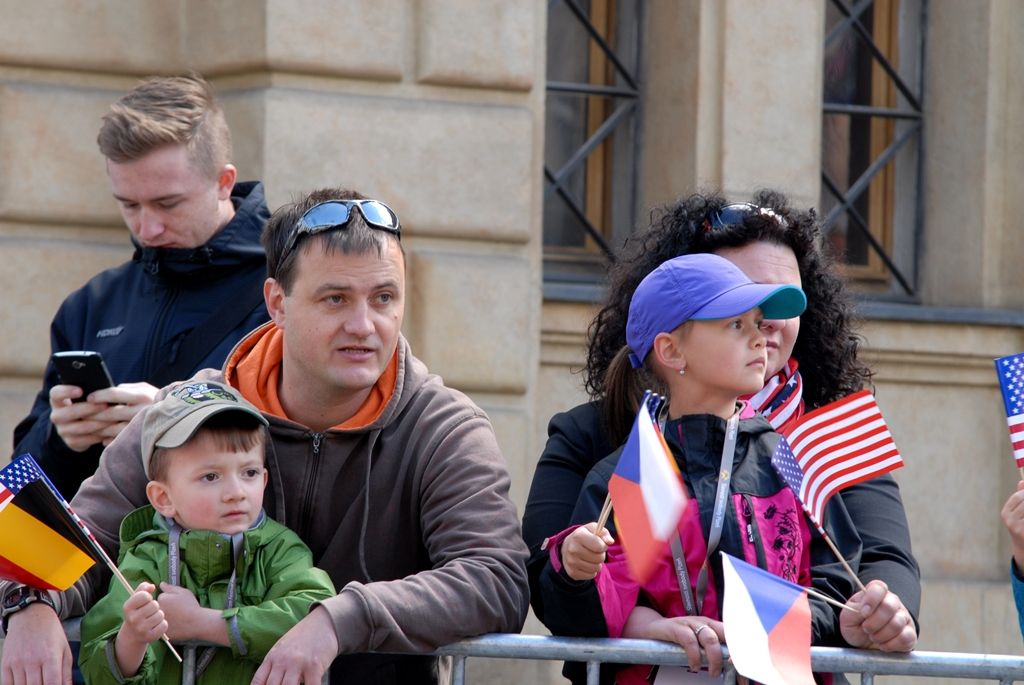 Tisíce Plzeňanů a návštěvníků města se přišly podívat na Convoy of Liberty, kolonu 140 historických vojenských vozidel, která projela Plzní.  V bojovém čele konvoje jely obrněné průzkumné šestikolky M8 Greyhound, vozy Dodge upravené například jako ambulantní vůz či auto pro spojaře, ale i unikátní opravárenský a vyprošťovací tahač Ward la France, který se v Plzni představil poprvé. Z historických džípů pozdravili přihlížející američtí a belgičtí veteráni. Součástí kolony byly také vlajkonoši, děvčata v dobových kostýmech, motorky Harley Davidson, jízdní kola a jednotka skotských dudáků The Rebel Pipers. (foto: 4.5.2014)