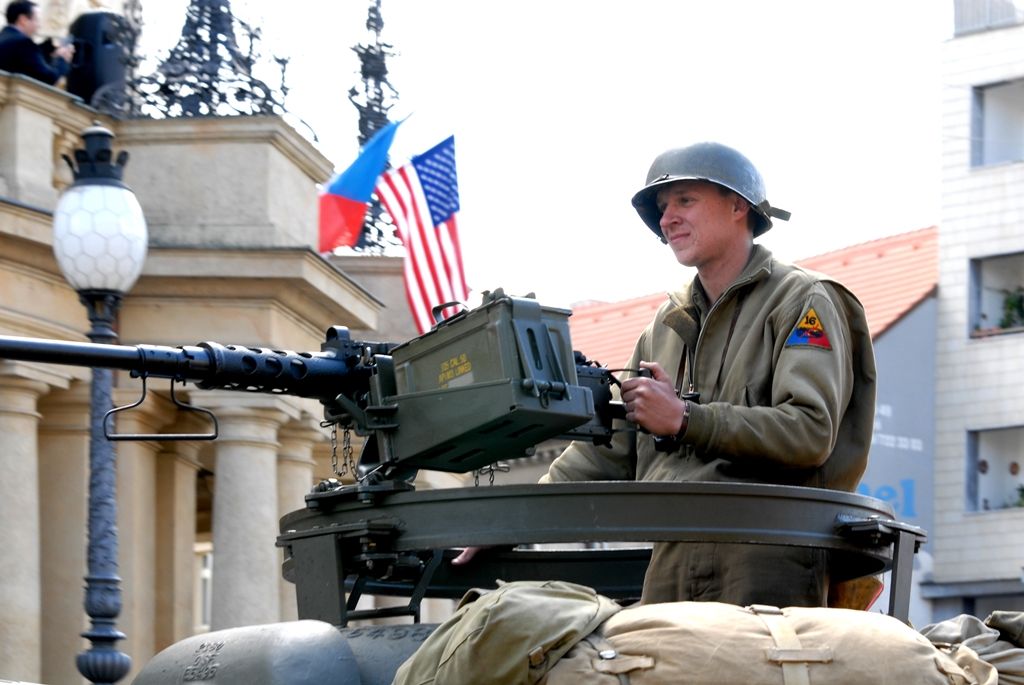 Tisíce Plzeňanů a návštěvníků města se přišly podívat na Convoy of Liberty, kolonu 140 historických vojenských vozidel, která projela Plzní.  V bojovém čele konvoje jely obrněné průzkumné šestikolky M8 Greyhound, vozy Dodge upravené například jako ambulantní vůz či auto pro spojaře, ale i unikátní opravárenský a vyprošťovací tahač Ward la France, který se v Plzni představil poprvé. Z historických džípů pozdravili přihlížející američtí a belgičtí veteráni. Součástí kolony byly také vlajkonoši, děvčata v dobových kostýmech, motorky Harley Davidson, jízdní kola a jednotka skotských dudáků The Rebel Pipers. (foto: 4.5.2014)