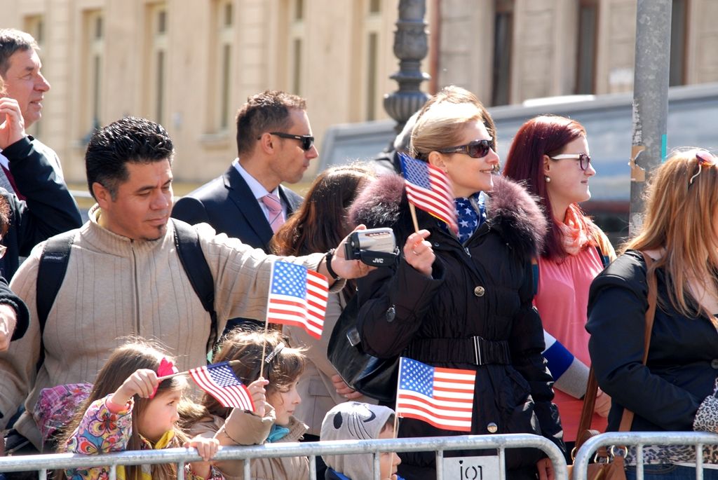 Tisíce Plzeňanů a návštěvníků města se přišly podívat na Convoy of Liberty, kolonu 140 historických vojenských vozidel, která projela Plzní.  V bojovém čele konvoje jely obrněné průzkumné šestikolky M8 Greyhound, vozy Dodge upravené například jako ambulantní vůz či auto pro spojaře, ale i unikátní opravárenský a vyprošťovací tahač Ward la France, který se v Plzni představil poprvé. Z historických džípů pozdravili přihlížející američtí a belgičtí veteráni. Součástí kolony byly také vlajkonoši, děvčata v dobových kostýmech, motorky Harley Davidson, jízdní kola a jednotka skotských dudáků The Rebel Pipers. (foto: 4.5.2014)