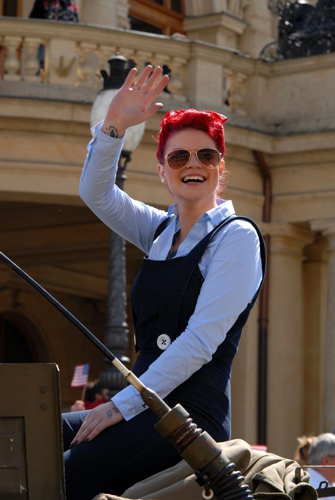 Tisíce Plzeňanů a návštěvníků města se přišly podívat na Convoy of Liberty, kolonu 140 historických vojenských vozidel, která projela Plzní.  V bojovém čele konvoje jely obrněné průzkumné šestikolky M8 Greyhound, vozy Dodge upravené například jako ambulantní vůz či auto pro spojaře, ale i unikátní opravárenský a vyprošťovací tahač Ward la France, který se v Plzni představil poprvé. Z historických džípů pozdravili přihlížející američtí a belgičtí veteráni. Součástí kolony byly také vlajkonoši, děvčata v dobových kostýmech, motorky Harley Davidson, jízdní kola a jednotka skotských dudáků The Rebel Pipers. (foto: 4.5.2014)