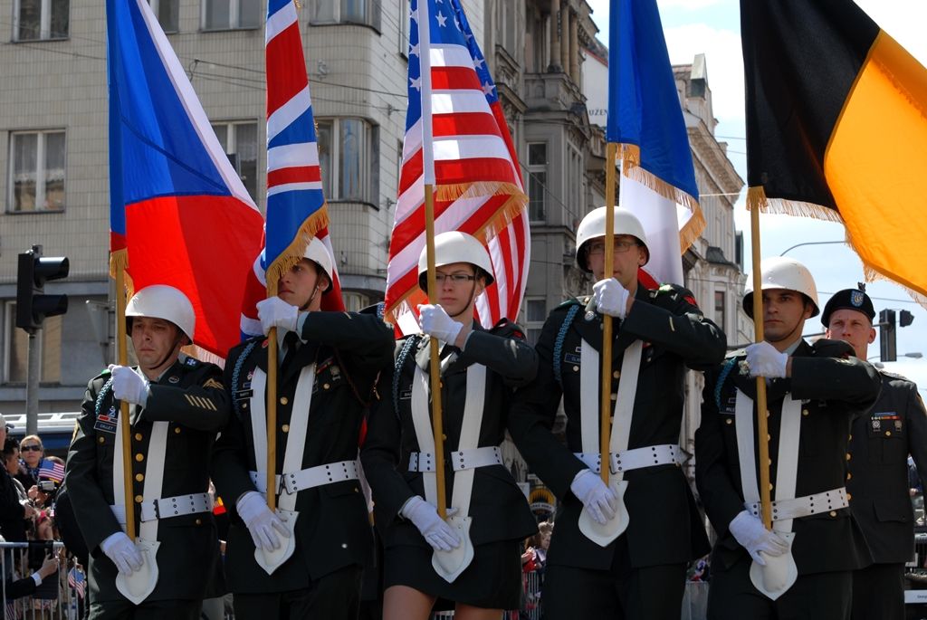 Tisíce Plzeňanů a návštěvníků města se přišly podívat na Convoy of Liberty, kolonu 140 historických vojenských vozidel, která projela Plzní.  V bojovém čele konvoje jely obrněné průzkumné šestikolky M8 Greyhound, vozy Dodge upravené například jako ambulantní vůz či auto pro spojaře, ale i unikátní opravárenský a vyprošťovací tahač Ward la France, který se v Plzni představil poprvé. Z historických džípů pozdravili přihlížející američtí a belgičtí veteráni. Součástí kolony byly také vlajkonoši, děvčata v dobových kostýmech, motorky Harley Davidson, jízdní kola a jednotka skotských dudáků The Rebel Pipers. (foto: 4.5.2014)