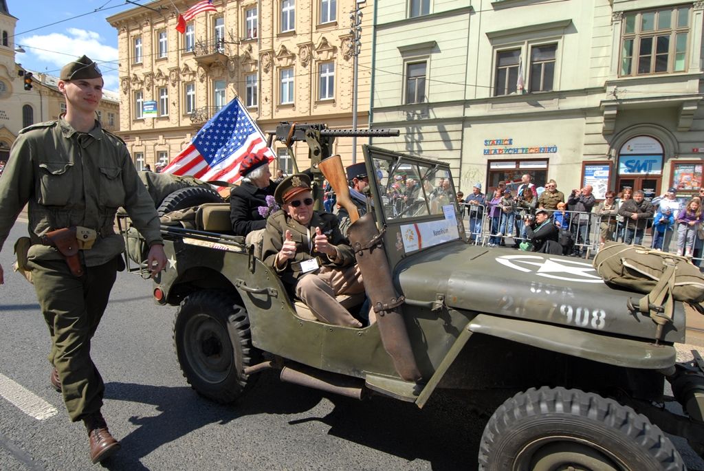 Tisíce Plzeňanů a návštěvníků města se přišly podívat na Convoy of Liberty, kolonu 140 historických vojenských vozidel, která projela Plzní.  V bojovém čele konvoje jely obrněné průzkumné šestikolky M8 Greyhound, vozy Dodge upravené například jako ambulantní vůz či auto pro spojaře, ale i unikátní opravárenský a vyprošťovací tahač Ward la France, který se v Plzni představil poprvé. Z historických džípů pozdravili přihlížející američtí a belgičtí veteráni. Součástí kolony byly také vlajkonoši, děvčata v dobových kostýmech, motorky Harley Davidson, jízdní kola a jednotka skotských dudáků The Rebel Pipers. (foto: 4.5.2014)