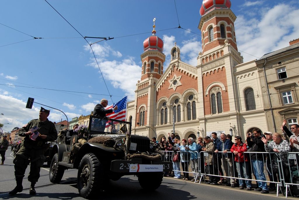 Tisíce Plzeňanů a návštěvníků města se přišly podívat na Convoy of Liberty, kolonu 140 historických vojenských vozidel, která projela Plzní.  V bojovém čele konvoje jely obrněné průzkumné šestikolky M8 Greyhound, vozy Dodge upravené například jako ambulantní vůz či auto pro spojaře, ale i unikátní opravárenský a vyprošťovací tahač Ward la France, který se v Plzni představil poprvé. Z historických džípů pozdravili přihlížející američtí a belgičtí veteráni. Součástí kolony byly také vlajkonoši, děvčata v dobových kostýmech, motorky Harley Davidson, jízdní kola a jednotka skotských dudáků The Rebel Pipers. (foto: 4.5.2014)