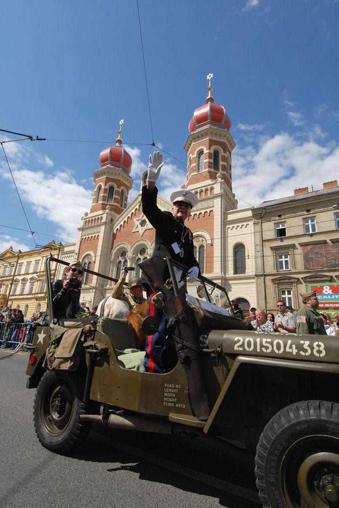 Tisíce Plzeňanů a návštěvníků města se přišly podívat na Convoy of Liberty, kolonu 140 historických vojenských vozidel, která projela Plzní.  V bojovém čele konvoje jely obrněné průzkumné šestikolky M8 Greyhound, vozy Dodge upravené například jako ambulantní vůz či auto pro spojaře, ale i unikátní opravárenský a vyprošťovací tahač Ward la France, který se v Plzni představil poprvé. Z historických džípů pozdravili přihlížející američtí a belgičtí veteráni. Součástí kolony byly také vlajkonoši, děvčata v dobových kostýmech, motorky Harley Davidson, jízdní kola a jednotka skotských dudáků The Rebel Pipers. (foto: 4.5.2014)