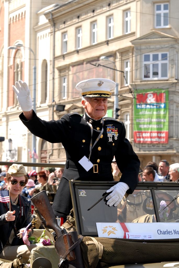 Tisíce Plzeňanů a návštěvníků města se přišly podívat na Convoy of Liberty, kolonu 140 historických vojenských vozidel, která projela Plzní.  V bojovém čele konvoje jely obrněné průzkumné šestikolky M8 Greyhound, vozy Dodge upravené například jako ambulantní vůz či auto pro spojaře, ale i unikátní opravárenský a vyprošťovací tahač Ward la France, který se v Plzni představil poprvé. Z historických džípů pozdravili přihlížející američtí a belgičtí veteráni. Součástí kolony byly také vlajkonoši, děvčata v dobových kostýmech, motorky Harley Davidson, jízdní kola a jednotka skotských dudáků The Rebel Pipers. (foto: 4.5.2014)