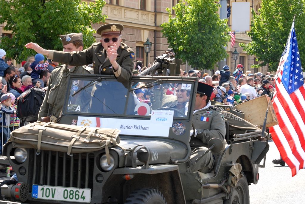 Tisíce Plzeňanů a návštěvníků města se přišly podívat na Convoy of Liberty, kolonu 140 historických vojenských vozidel, která projela Plzní.  V bojovém čele konvoje jely obrněné průzkumné šestikolky M8 Greyhound, vozy Dodge upravené například jako ambulantní vůz či auto pro spojaře, ale i unikátní opravárenský a vyprošťovací tahač Ward la France, který se v Plzni představil poprvé. Z historických džípů pozdravili přihlížející američtí a belgičtí veteráni. Součástí kolony byly také vlajkonoši, děvčata v dobových kostýmech, motorky Harley Davidson, jízdní kola a jednotka skotských dudáků The Rebel Pipers. (foto: 4.5.2014)