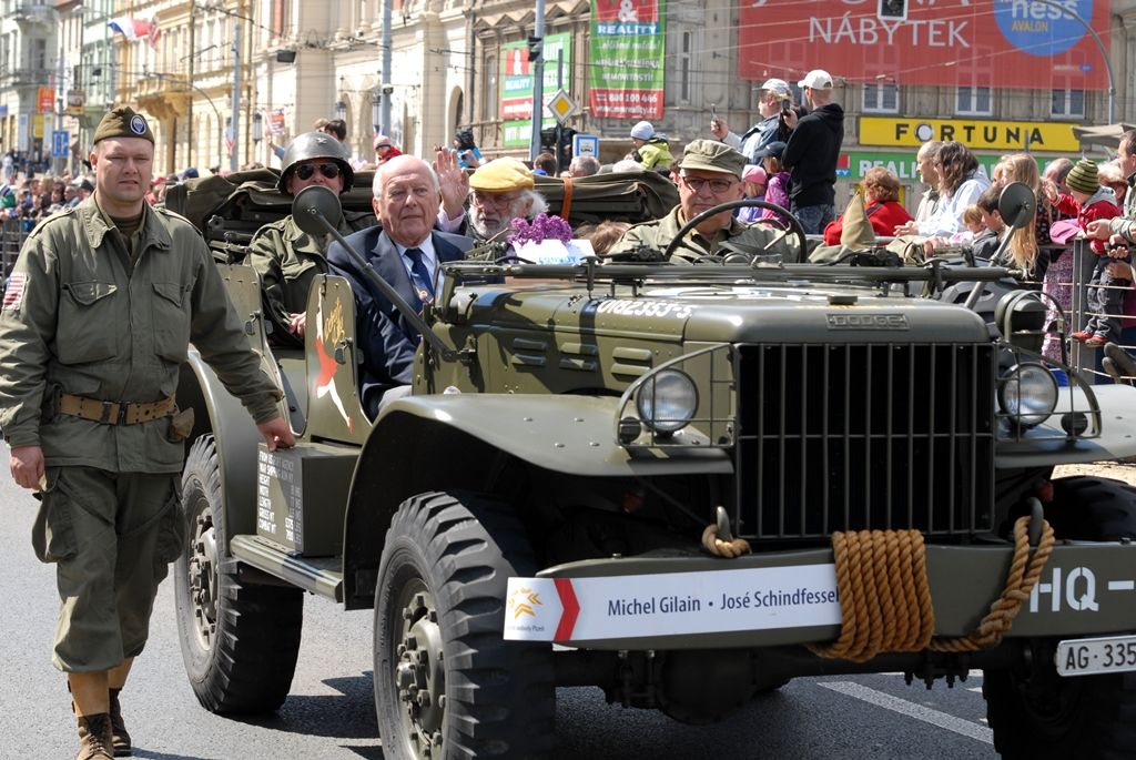 Tisíce Plzeňanů a návštěvníků města se přišly podívat na Convoy of Liberty, kolonu 140 historických vojenských vozidel, která projela Plzní.  V bojovém čele konvoje jely obrněné průzkumné šestikolky M8 Greyhound, vozy Dodge upravené například jako ambulantní vůz či auto pro spojaře, ale i unikátní opravárenský a vyprošťovací tahač Ward la France, který se v Plzni představil poprvé. Z historických džípů pozdravili přihlížející američtí a belgičtí veteráni. Součástí kolony byly také vlajkonoši, děvčata v dobových kostýmech, motorky Harley Davidson, jízdní kola a jednotka skotských dudáků The Rebel Pipers. (foto: 4.5.2014)