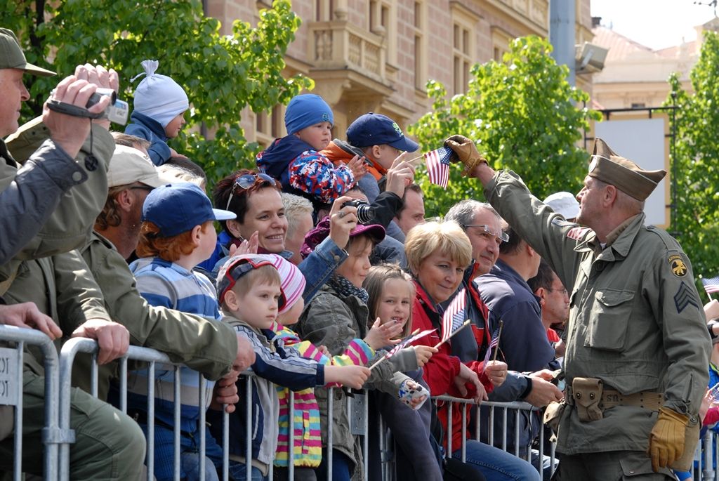Tisíce Plzeňanů a návštěvníků města se přišly podívat na Convoy of Liberty, kolonu 140 historických vojenských vozidel, která projela Plzní.  V bojovém čele konvoje jely obrněné průzkumné šestikolky M8 Greyhound, vozy Dodge upravené například jako ambulantní vůz či auto pro spojaře, ale i unikátní opravárenský a vyprošťovací tahač Ward la France, který se v Plzni představil poprvé. Z historických džípů pozdravili přihlížející američtí a belgičtí veteráni. Součástí kolony byly také vlajkonoši, děvčata v dobových kostýmech, motorky Harley Davidson, jízdní kola a jednotka skotských dudáků The Rebel Pipers. (foto: 4.5.2014)