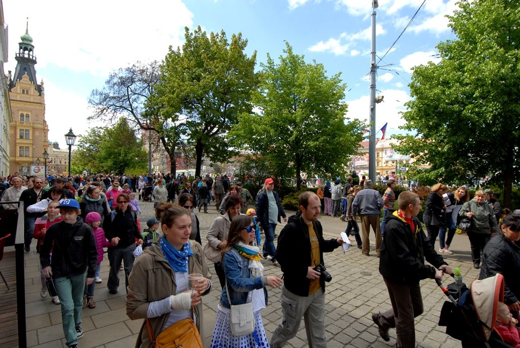 Tisíce Plzeňanů a návštěvníků města se přišly podívat na Convoy of Liberty, kolonu 140 historických vojenských vozidel, která projela Plzní.  V bojovém čele konvoje jely obrněné průzkumné šestikolky M8 Greyhound, vozy Dodge upravené například jako ambulantní vůz či auto pro spojaře, ale i unikátní opravárenský a vyprošťovací tahač Ward la France, který se v Plzni představil poprvé. Z historických džípů pozdravili přihlížející američtí a belgičtí veteráni. Součástí kolony byly také vlajkonoši, děvčata v dobových kostýmech, motorky Harley Davidson, jízdní kola a jednotka skotských dudáků The Rebel Pipers. (foto: 4.5.2014)