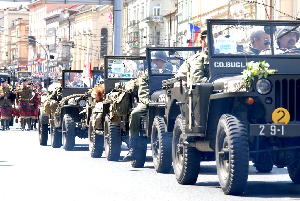 Tisíce Plzeňanů a návštěvníků města se přišly podívat na Convoy of Liberty, kolonu 140 historických vojenských vozidel, která projela Plzní.  V bojovém čele konvoje jely obrněné průzkumné šestikolky M8 Greyhound, vozy Dodge upravené například jako ambulantní vůz či auto pro spojaře, ale i unikátní opravárenský a vyprošťovací tahač Ward la France, který se v Plzni představil poprvé. Z historických džípů pozdravili přihlížející američtí a belgičtí veteráni. Součástí kolony byly také vlajkonoši, děvčata v dobových kostýmech, motorky Harley Davidson, jízdní kola a jednotka skotských dudáků The Rebel Pipers. (foto: 4.5.2014)