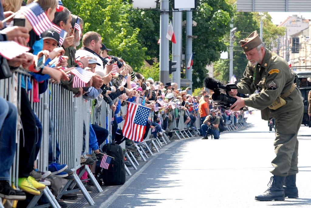 Tisíce Plzeňanů a návštěvníků města se přišly podívat na Convoy of Liberty, kolonu 140 historických vojenských vozidel, která projela Plzní.  V bojovém čele konvoje jely obrněné průzkumné šestikolky M8 Greyhound, vozy Dodge upravené například jako ambulantní vůz či auto pro spojaře, ale i unikátní opravárenský a vyprošťovací tahač Ward la France, který se v Plzni představil poprvé. Z historických džípů pozdravili přihlížející američtí a belgičtí veteráni. Součástí kolony byly také vlajkonoši, děvčata v dobových kostýmech, motorky Harley Davidson, jízdní kola a jednotka skotských dudáků The Rebel Pipers. (foto: 4.5.2014)