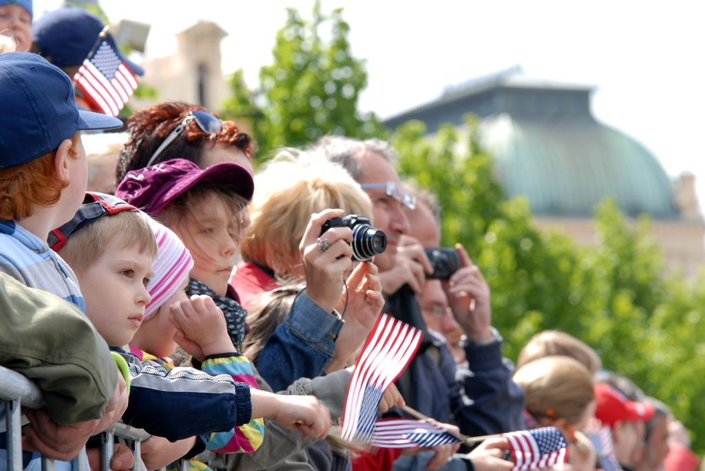Tisíce Plzeňanů a návštěvníků města se přišly podívat na Convoy of Liberty, kolonu 140 historických vojenských vozidel, která projela Plzní.  V bojovém čele konvoje jely obrněné průzkumné šestikolky M8 Greyhound, vozy Dodge upravené například jako ambulantní vůz či auto pro spojaře, ale i unikátní opravárenský a vyprošťovací tahač Ward la France, který se v Plzni představil poprvé. Z historických džípů pozdravili přihlížející američtí a belgičtí veteráni. Součástí kolony byly také vlajkonoši, děvčata v dobových kostýmech, motorky Harley Davidson, jízdní kola a jednotka skotských dudáků The Rebel Pipers. (foto: 4.5.2014)