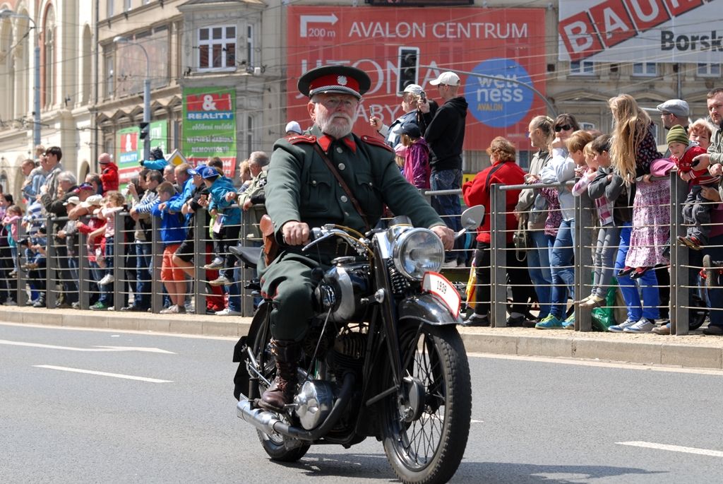 Tisíce Plzeňanů a návštěvníků města se přišly podívat na Convoy of Liberty, kolonu 140 historických vojenských vozidel, která projela Plzní.  V bojovém čele konvoje jely obrněné průzkumné šestikolky M8 Greyhound, vozy Dodge upravené například jako ambulantní vůz či auto pro spojaře, ale i unikátní opravárenský a vyprošťovací tahač Ward la France, který se v Plzni představil poprvé. Z historických džípů pozdravili přihlížející američtí a belgičtí veteráni. Součástí kolony byly také vlajkonoši, děvčata v dobových kostýmech, motorky Harley Davidson, jízdní kola a jednotka skotských dudáků The Rebel Pipers. (foto: 4.5.2014)