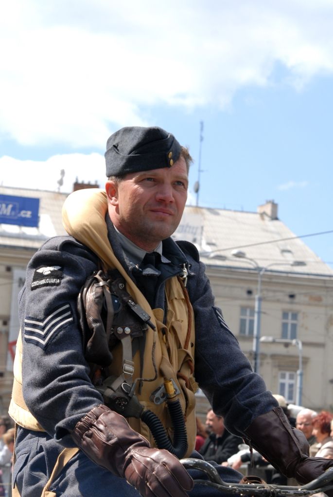 Tisíce Plzeňanů a návštěvníků města se přišly podívat na Convoy of Liberty, kolonu 140 historických vojenských vozidel, která projela Plzní.  V bojovém čele konvoje jely obrněné průzkumné šestikolky M8 Greyhound, vozy Dodge upravené například jako ambulantní vůz či auto pro spojaře, ale i unikátní opravárenský a vyprošťovací tahač Ward la France, který se v Plzni představil poprvé. Z historických džípů pozdravili přihlížející američtí a belgičtí veteráni. Součástí kolony byly také vlajkonoši, děvčata v dobových kostýmech, motorky Harley Davidson, jízdní kola a jednotka skotských dudáků The Rebel Pipers. (foto: 4.5.2014)