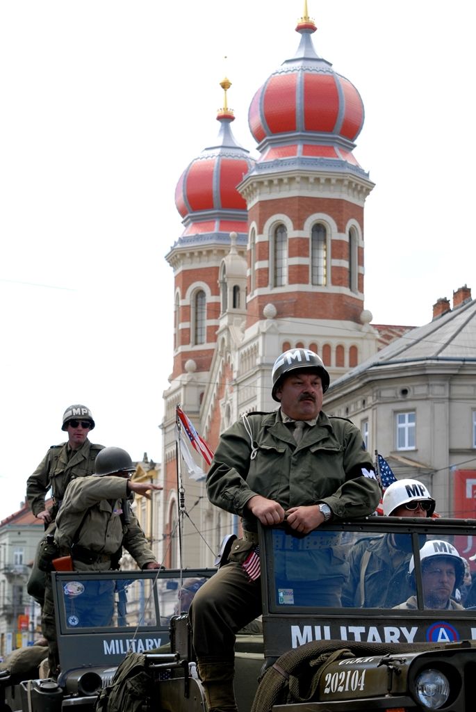 Tisíce Plzeňanů a návštěvníků města se přišly podívat na Convoy of Liberty, kolonu 140 historických vojenských vozidel, která projela Plzní.  V bojovém čele konvoje jely obrněné průzkumné šestikolky M8 Greyhound, vozy Dodge upravené například jako ambulantní vůz či auto pro spojaře, ale i unikátní opravárenský a vyprošťovací tahač Ward la France, který se v Plzni představil poprvé. Z historických džípů pozdravili přihlížející američtí a belgičtí veteráni. Součástí kolony byly také vlajkonoši, děvčata v dobových kostýmech, motorky Harley Davidson, jízdní kola a jednotka skotských dudáků The Rebel Pipers. (foto: 4.5.2014)