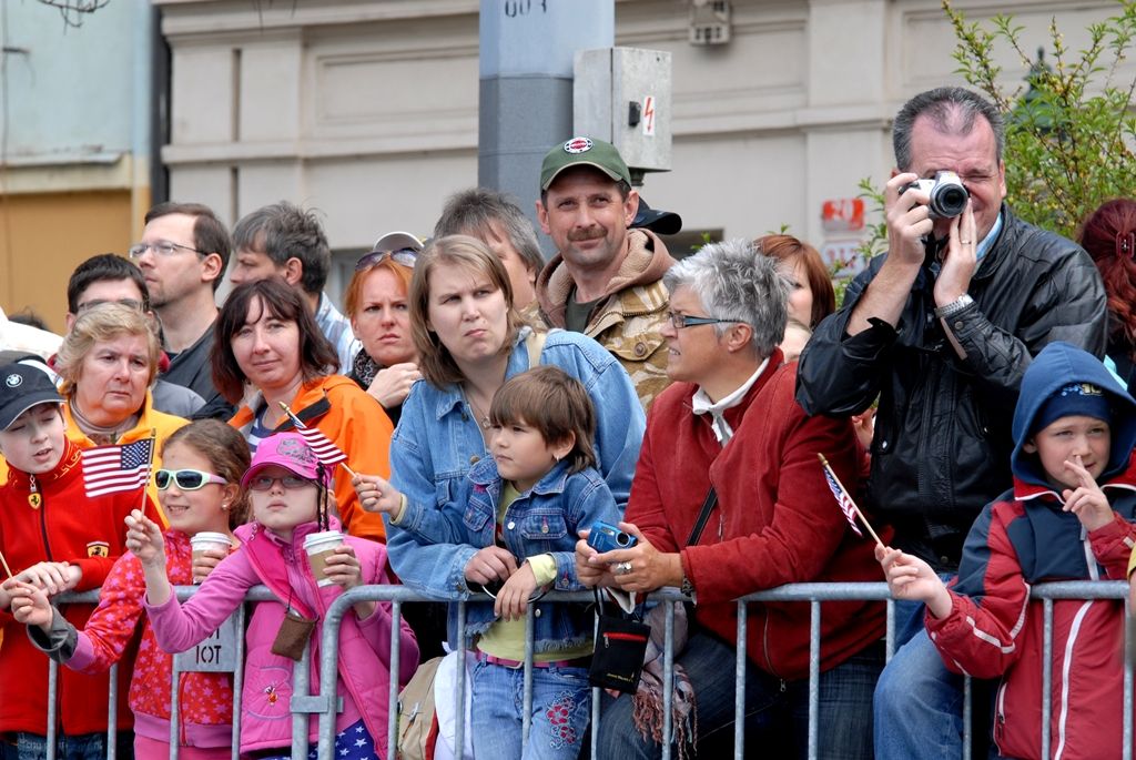 Tisíce Plzeňanů a návštěvníků města se přišly podívat na Convoy of Liberty, kolonu 140 historických vojenských vozidel, která projela Plzní.  V bojovém čele konvoje jely obrněné průzkumné šestikolky M8 Greyhound, vozy Dodge upravené například jako ambulantní vůz či auto pro spojaře, ale i unikátní opravárenský a vyprošťovací tahač Ward la France, který se v Plzni představil poprvé. Z historických džípů pozdravili přihlížející američtí a belgičtí veteráni. Součástí kolony byly také vlajkonoši, děvčata v dobových kostýmech, motorky Harley Davidson, jízdní kola a jednotka skotských dudáků The Rebel Pipers. (foto: 4.5.2014)