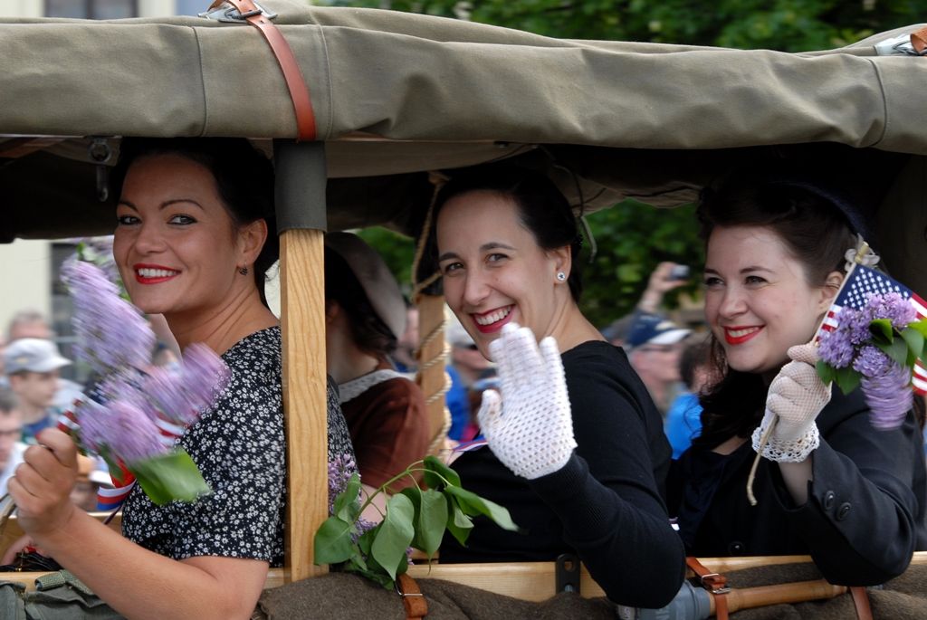 Tisíce Plzeňanů a návštěvníků města se přišly podívat na Convoy of Liberty, kolonu 140 historických vojenských vozidel, která projela Plzní.  V bojovém čele konvoje jely obrněné průzkumné šestikolky M8 Greyhound, vozy Dodge upravené například jako ambulantní vůz či auto pro spojaře, ale i unikátní opravárenský a vyprošťovací tahač Ward la France, který se v Plzni představil poprvé. Z historických džípů pozdravili přihlížející američtí a belgičtí veteráni. Součástí kolony byly také vlajkonoši, děvčata v dobových kostýmech, motorky Harley Davidson, jízdní kola a jednotka skotských dudáků The Rebel Pipers. (foto: 4.5.2014)