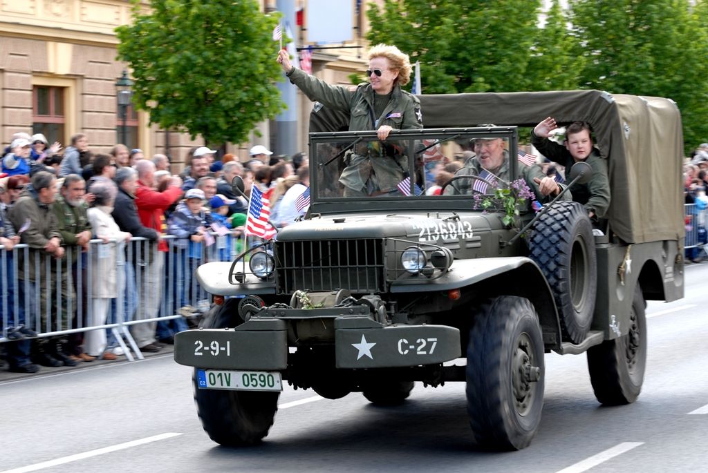 Tisíce Plzeňanů a návštěvníků města se přišly podívat na Convoy of Liberty, kolonu 140 historických vojenských vozidel, která projela Plzní.  V bojovém čele konvoje jely obrněné průzkumné šestikolky M8 Greyhound, vozy Dodge upravené například jako ambulantní vůz či auto pro spojaře, ale i unikátní opravárenský a vyprošťovací tahač Ward la France, který se v Plzni představil poprvé. Z historických džípů pozdravili přihlížející američtí a belgičtí veteráni. Součástí kolony byly také vlajkonoši, děvčata v dobových kostýmech, motorky Harley Davidson, jízdní kola a jednotka skotských dudáků The Rebel Pipers. (foto: 4.5.2014)